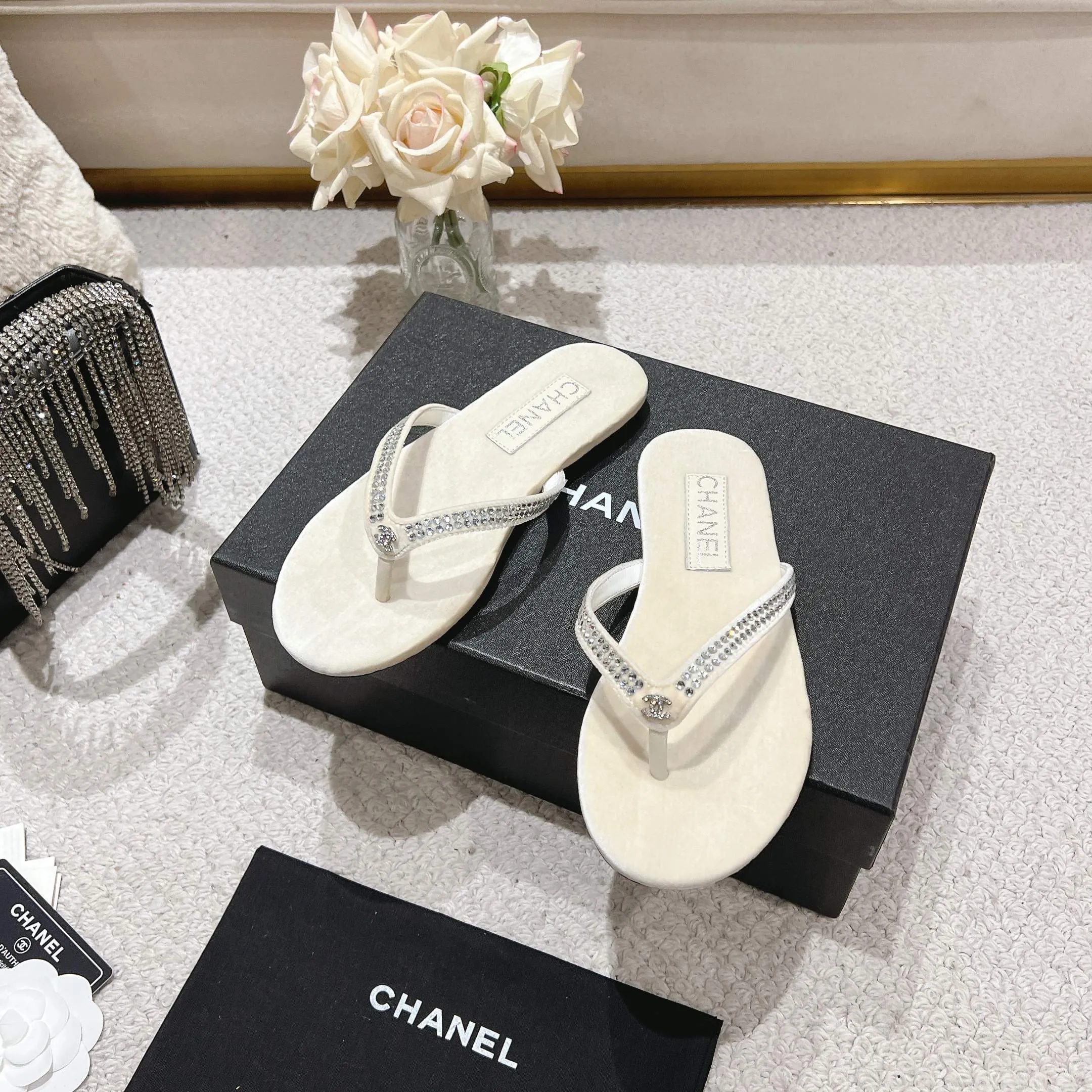 👟👟Ex-factory price 480👟👟 Xiaoxiang chanel 2025 new flip-flops! This series is really amazing. How can it be so beautiful! Summer is really an invincible combination that can be salty or sweet ~ The upper is made of original velvet and the lining is lambskin genuine leather outsole Size: 35-40 (40 customized)